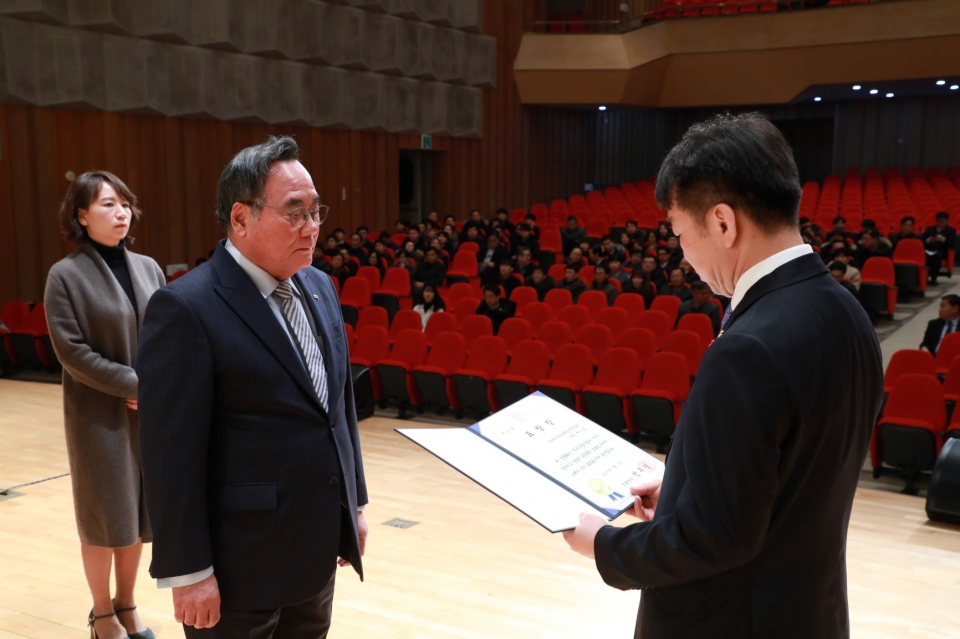 배조웅 한국레미콘협동조합연합회장이 17일 대전 조달청에서 조달청장상을 수상하고 있다.