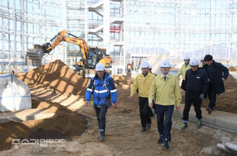 박종호 산림청장이 현장 직원들과 함께 국립세종수목원 조성사업 건설 현장을 둘러보고 있다. [산림청]