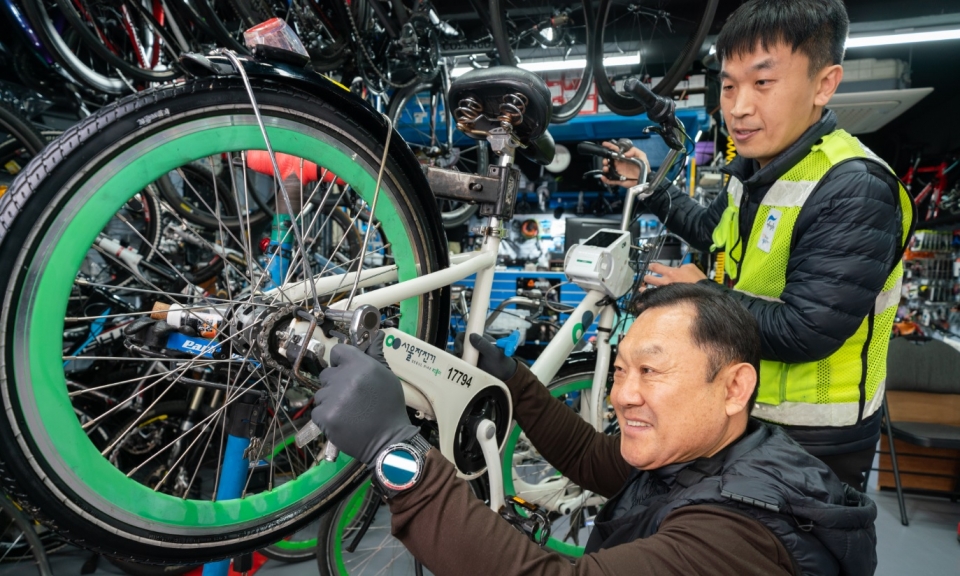 ​따릉이포 지정 대리점 관계자(왼쪽)가 서울시설공단 관계자가 가져온 따릉이 자전거를 수리하고 있다.​
