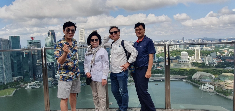 얼마전 싱가포르 방문시 마리나베이샌즈 전망대에서 지인들과 함께 한 김용임 대표.