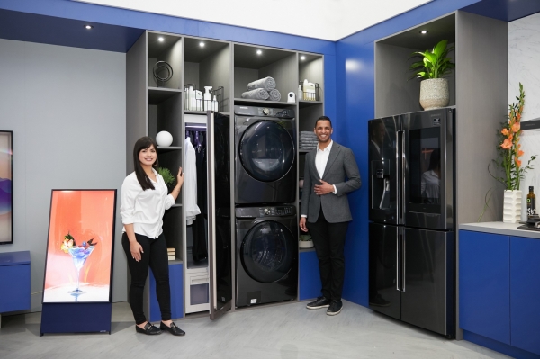 삼성전자 모델이 북미 최대 규모 주방·욕실 관련 전시회인 'KBIS 2020'에서  프리미엄 세탁기·건조기와 패밀리허브 냉장고 등으로 구성된  ‘커넥티드 리빙존’에서 AI·IoT가전을 소개하고 있다.