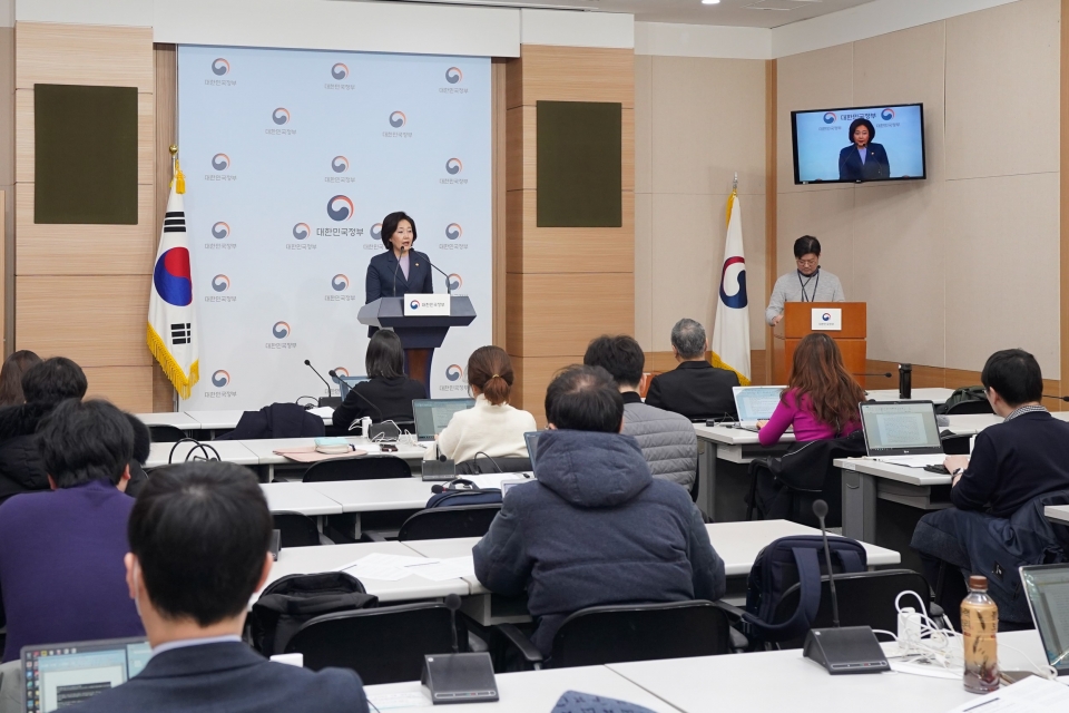 박영선 중소벤처기업부 장관이 10일 오전 정부서울청사에서 신종코로나 대책 관련 브리핑을 하고 있다.