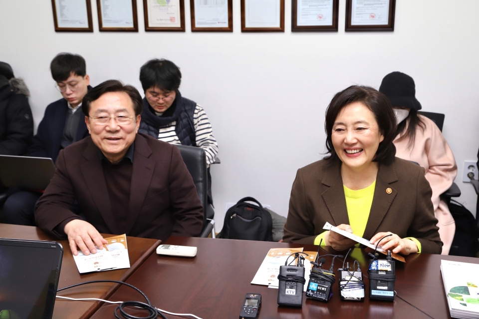 박영선 중기부 장관과 김기문 중기중앙회장이 18일 경기도 안양소재 마스크 제조업체인 (주)에버그린을 방문했다.
