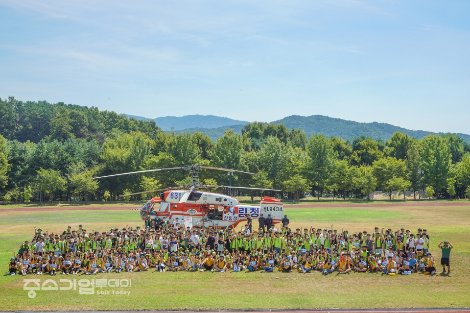 한국숲사랑청소년단 대원 전국대회 참가한 학생들이 산림청 헬기를 배경으로 단체 기념촬영을 갖고 있다.