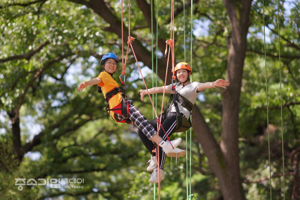한국숲사랑청소년단 전국대회에 참가한 학생들이 준비된 다양한 프로그램에 도전하는 모습.