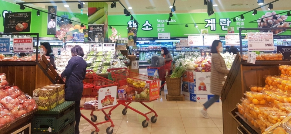 롯데마트가 1등급 한우를 절반가격에 제공하는 '힘내자 대한민국' 할인행사를 연다.