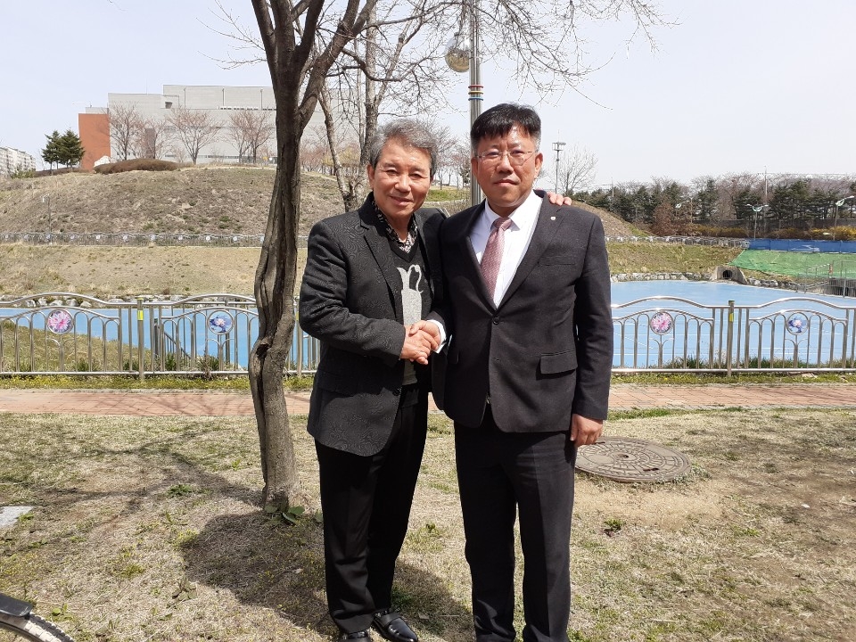 광명물류 군포 사무소 개소식에 참석한 박세리 선수 부친 박준철씨(왼쪽)가 엄광철 대표와 함께 포즈를 취했다.