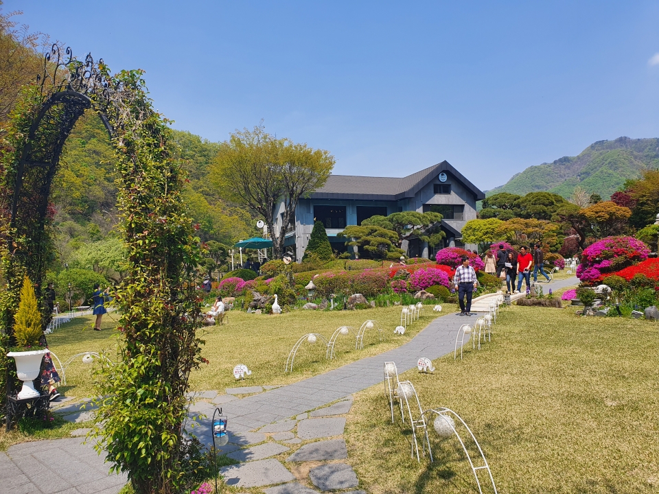 북한강 물줄기와 푸른 잔디밭이 어우러진 '내추럴가든' 풍경.