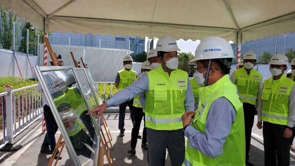 이재용 부회장이 18일 중국 산시성에 위치한 삼성전자 시안반도체 사업장을 찾아 현장을 점검하고 있다. [삼성전자]