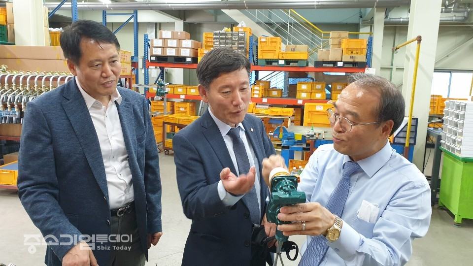 한국가스안전공사 김종범 사장 직무대행(가운데)이 가스용품제조업소체인 한국아이오티를 방문, 정돈영 사장(오른쪽)으로부터 가스용품 제조과정에 대해 설명을 듣고 있다.