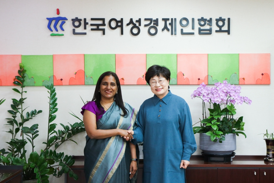 정윤숙 한국여성경제인협회 회장이 27일 스리프리야 란가나탄 주한 인도 대사의 내방을 받고 기념촬영을 하고 있다.