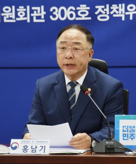 홍남기 경제부총리 겸 기획재정부 장관이 1일 하반기경제정책방향을 발표하고 있다.