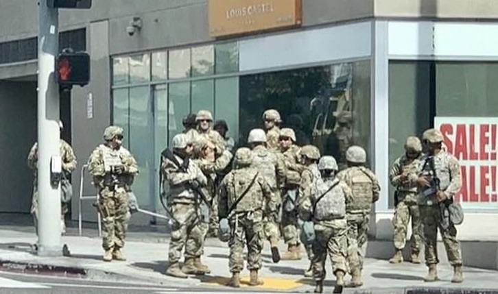 LA 코리아타운의 한 상가 건물 앞에 1일 주 방위군이 배치되고 있다,