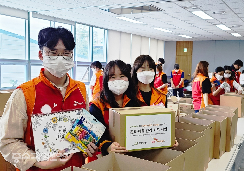 SK머티리얼즈 직원들이 경북 영주 본사에서 취약 계층 아동을 위한 건강 키트를 만드는 자원봉사 활동을 진행하고 있다.