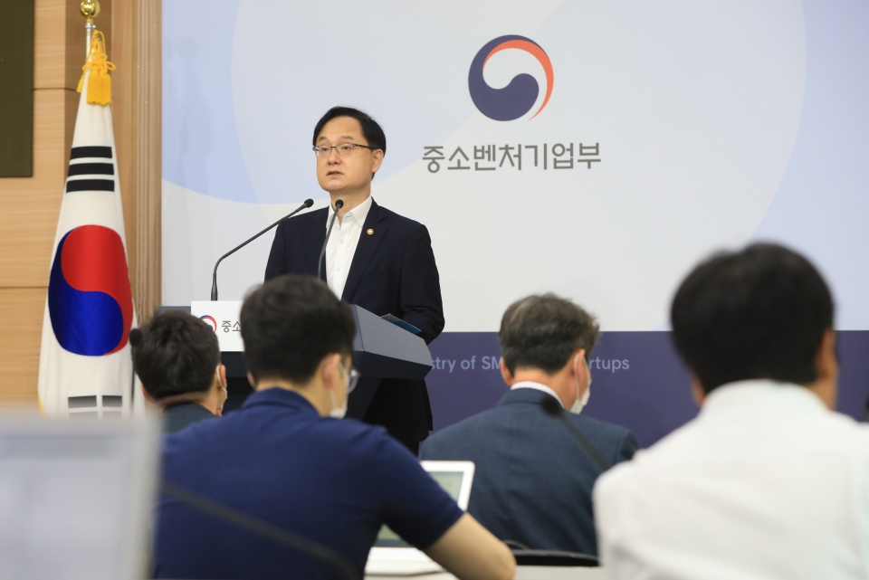 강성천 중소벤처기업부 차관이 6일 서울정부청사에서 2020년 3차 추가경정예산 관련 브리핑을 하고 있다.