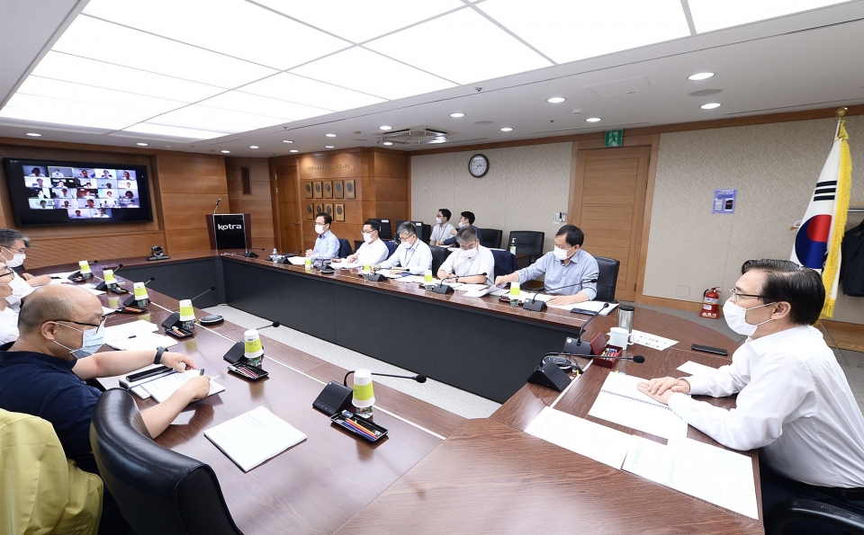 코트라가 지난달 30일 서울 염곡동 코트라 본사에서 온라인으로 중국지역 무역투자 전략회의를 개최했다. 권평오 코트라 사장(오른쪽)이 회의를 주재하고 있다.