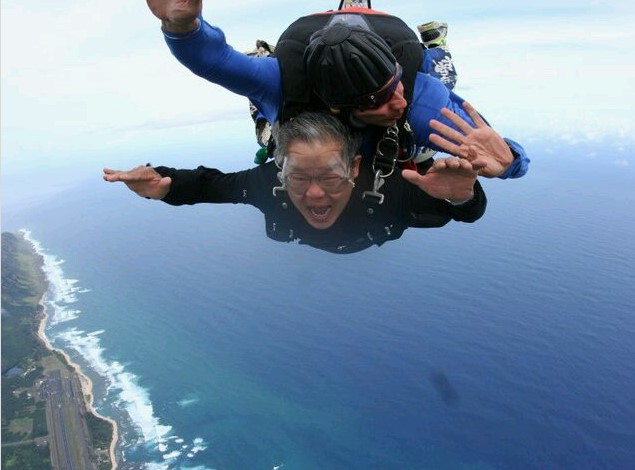 62세이던 지난 2011년 하와이에서 생애 첫 스카이다이빙에 도전한 권태신 부회장의 모습.