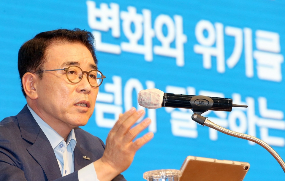 조용병 신한금융그룹 회장이 29일 신한은행 본점 20층 대강당에서 열린 '그룹 CEO 특강'을 진행하고 있다.