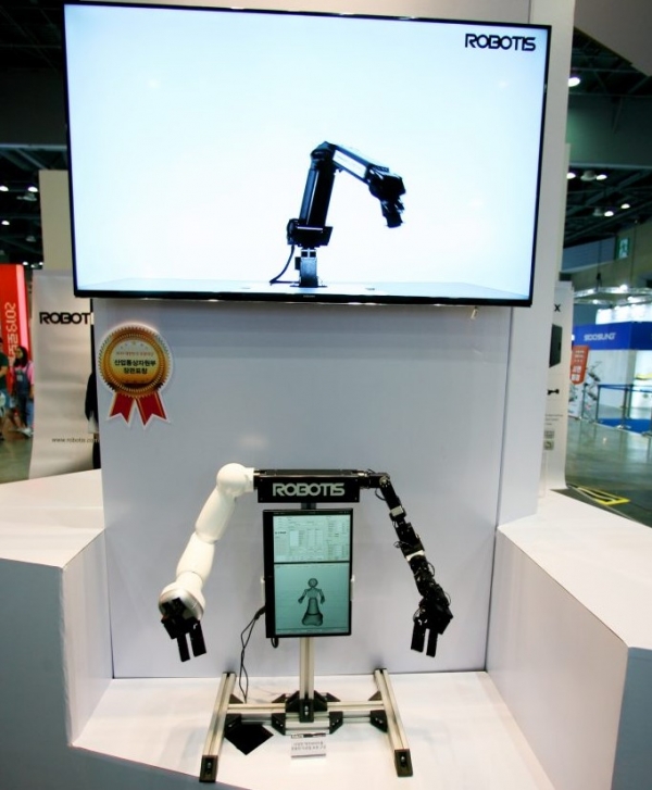 지난해 열린 ‘로보월드 2019’에 출품된 손님 안내용 상용 로봇.