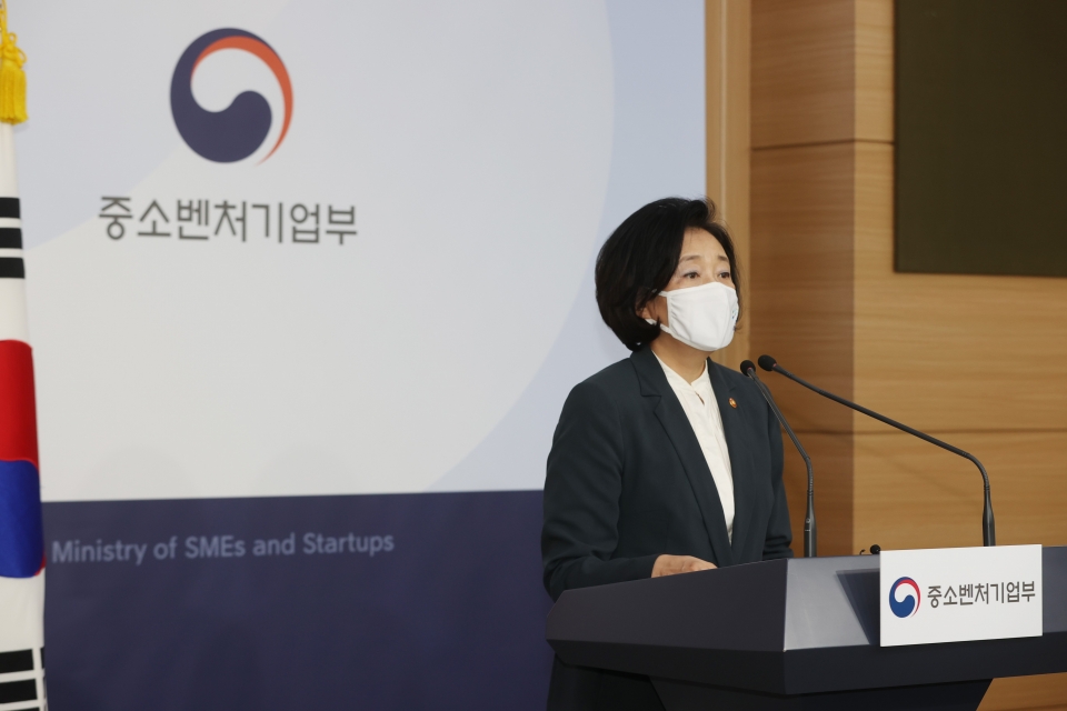 박영선 중소벤처기업부 장관이 지난달 31일 정부서울청사에서 내년도 예산안 관련 e브리핑을 진행하고 있다.