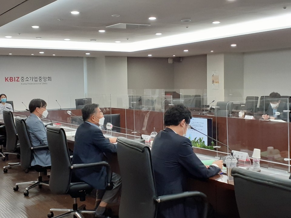 이의현 한국금속공업협동조합 이사장(가운데)이 8일 열린 '중소기업 정책금융 지원체계 개선 토론회'에서 토론자로 나서 발언하고 있다. [황복희 기자]