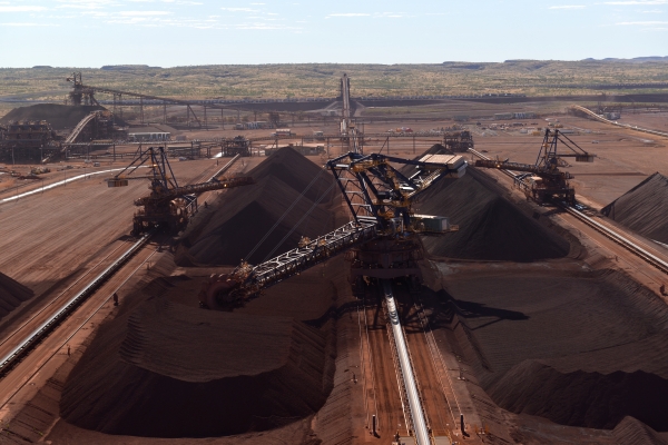 포스코가 지분투자한 호주 로이힐 광산의 철광석 야드.