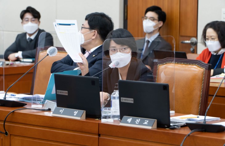 이영 의원이 12일 국회 정무위원회 회의실에서 열린 금융위원회 국정감사에서 질의하고 있다.