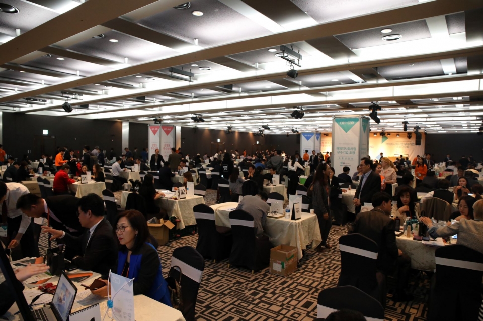 지난해 10월 미국 라스베이거스에서 열린 제24차 세계한인경제인대회에서 진행된  수출상담회 모습.
