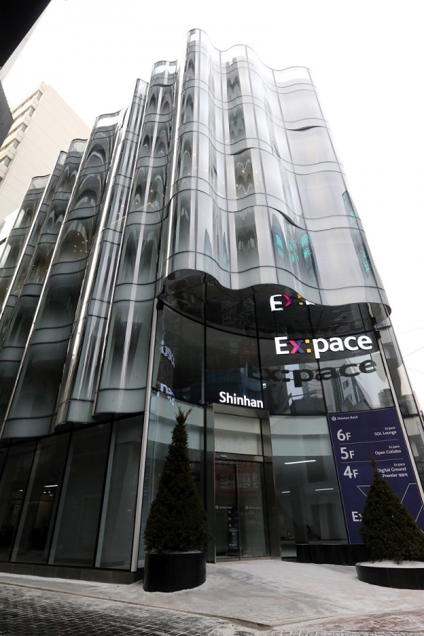 기존의 서울 명동역 지점 건물을 리모델링해 오픈한 신한은행 'Expace'