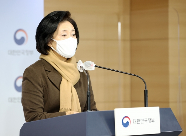 박영선 중소벤처기업부 장관이 12일 오전 정부서울청사에서 소상공인 버팀목자금 관련 브리핑을 하고 있다.