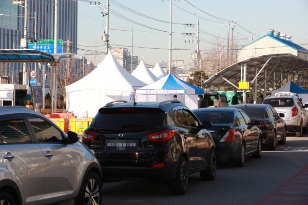 서울 시내 한 자치구에 설치된 임시선별진료소에서 '코로나19' 검사를 받기 위한 차량들이 길게 줄을 서있다.