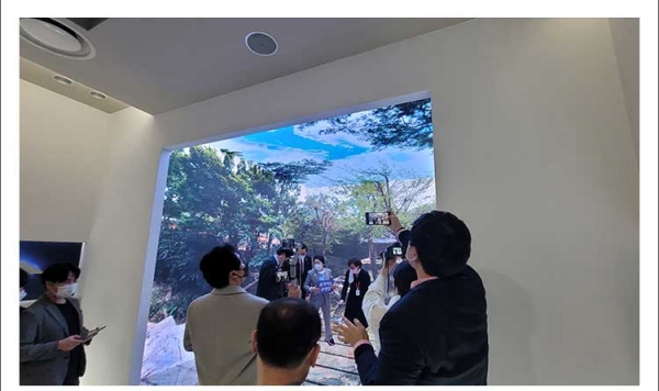 사진은 광주광역시가 최근 5G 기술을 활용한 미디어아트를 시민들에게 공개한 전시관.