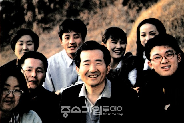 정세균은 1996년 15대 총선에서 당시 김대중총재가 이끄는 새정치국민회의 후보로 생애 첫번째 국회의원에 도전한다. 사진은 당시 선거 공보물에 실린 정세균(가운데) 모습.