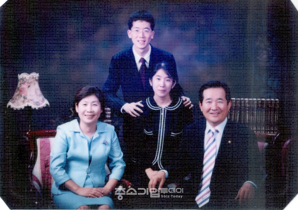 정세균 총리의 가족사진, 부인 최혜경 여사와 두 자녀들.