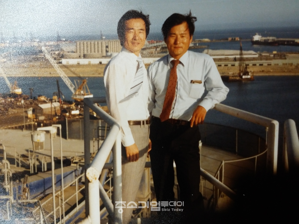 ㈜쌍용 미국 주재원으로 나가있을 당시인 1988년 미국 롱비치 항에 입항한 쌍용 시멘트 수출선에 올라 하역작업을 주관하면서 동료와 포즈를 취한 정세균(왼쪽).