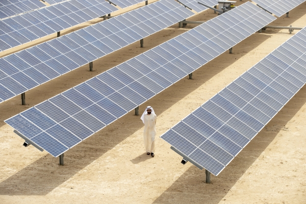 국민은행과 신한은행이 공동 펀드를 조성, 해외 신재생에너지 사업에 투자하기로 했다. 사진은 아랍에미레이트 정부가 만든 태양광 단지로서, 본문 기사와 직접 관련은 없음.