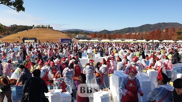 순천시가 시 승격 70주년을 기념해 2019년 11월26일 순천만국가정원 잔디마당에서  소외계층을 위한 '사랑애(愛) 김장 나눔 대축제'를 개최했다.