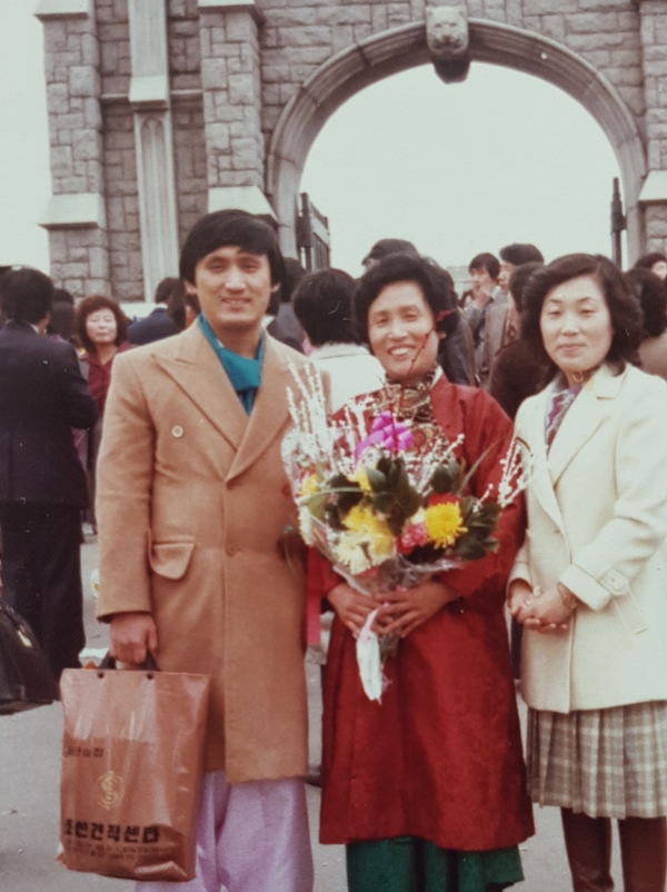 1979년 2월 김낙진 동원 아이앤티㈜ 회장의 고려대 졸업식에서 어머니와 함께 한 사진. 맨 오른쪽은 김 회장의 부인 정영숙 여사.