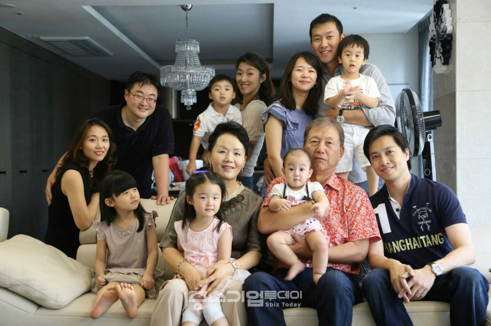 정영수 CJ그룹 글로벌경영 고문의 가족사진. 삼남매와 손자, 손녀가 함께한 화목한 모습이다.