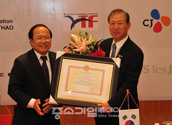 정영수 CJ그룹 글로벌경영 고문이 2013년 6월20일 베트남 하노이에서 베트남 정부로부터 수교문화훈장을 수상하는 모습.