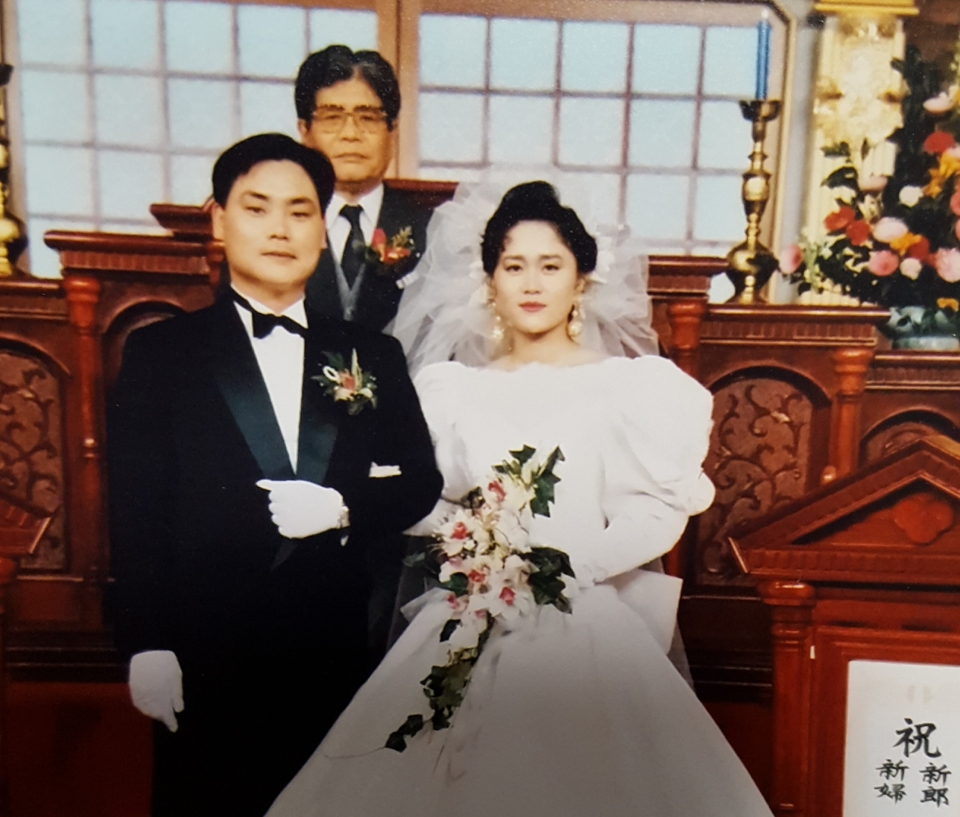 1991년 2월 서울에서 열린 신경호 교수 결혼식에서 김희수 전 중앙대 이사장이 주례를 서는 모습.