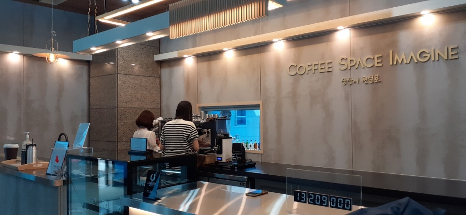 넥스틴 건물 로비에 자리한 커피 라운지. 좋은 원두를 사용해 여느 커피전문점 보다 커피 맛이 좋았다. 직원들이 1000원을 내고 커피를 마시면 수익금은 불우이웃 돕기에 사용한다.