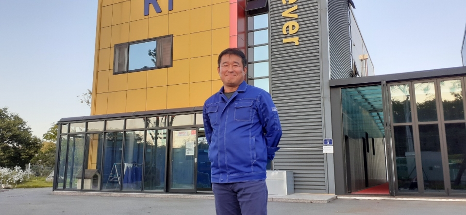 이차전지 설비 제조업체인 ㈜클레버 정종홍 대표가 청주 공장을 배경으로 포즈를 취하고 있다. [황복희 기자]