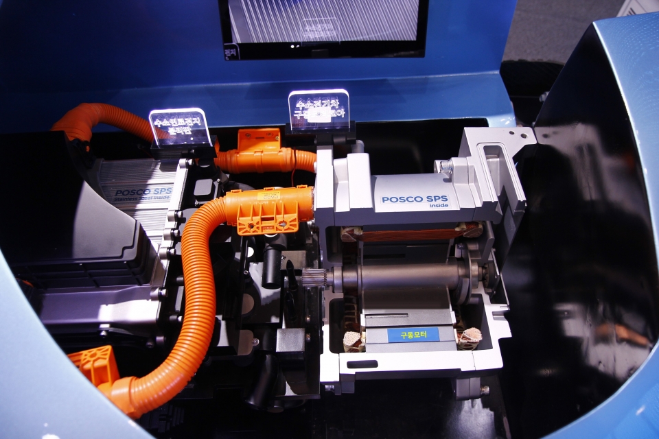 수소전기차 모형에 설치된 구동모터. 포스코SPS가 포스코의 무방향성 전기강판을 적용해 제작한 구동모터용 코아가 적용됐다.