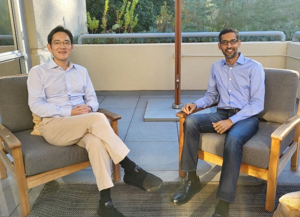 이재용 삼성전자 부회장이 미국 출장길인 지난 22일(현지시각) 캘리포니아주 마운틴뷰 구글 본사를 방문해 순다르 피차이 구글 CEO를 만나는 모습.