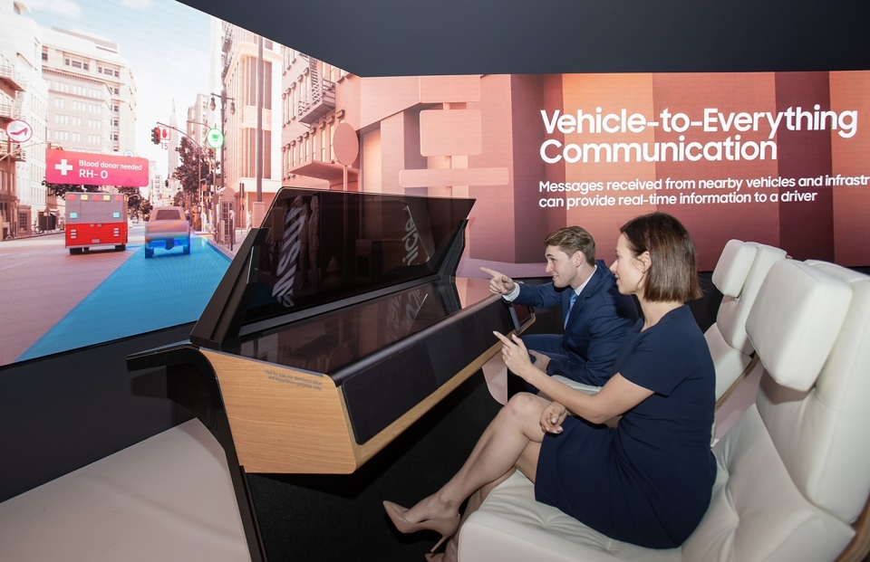 AR(증강현실) 기반의 미래 차량 운전경험을 제공하는 삼성전장 전시.