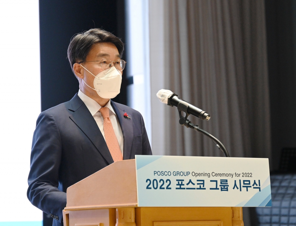 최정우 포스코그룹 회장이 3일 열린 시무식에서 신년사를 하는 모습.