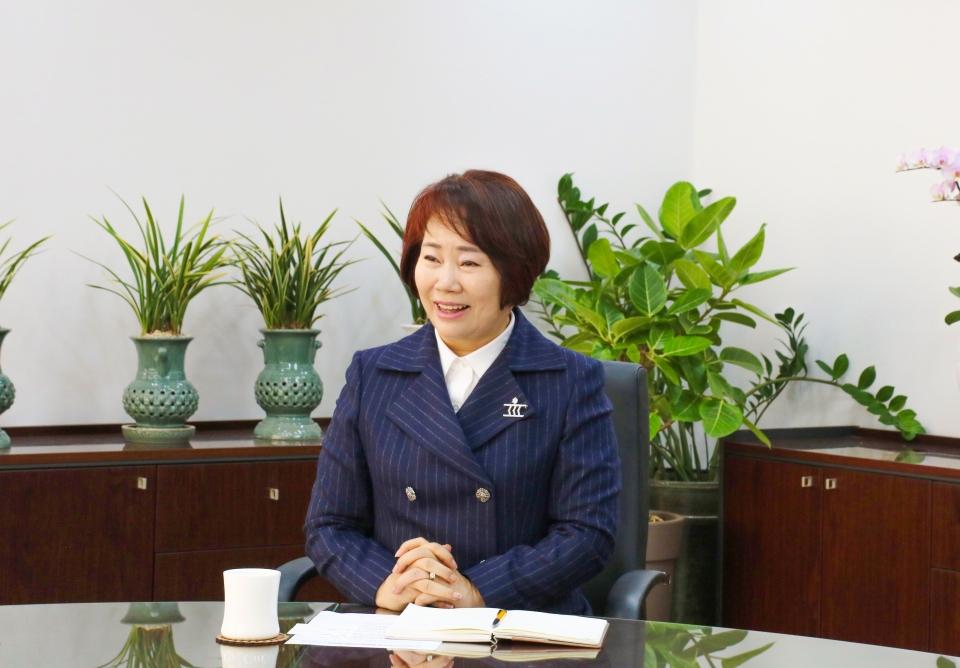 올초 취임한 이정한 한국여성경제인협회 신임 회장은 여성기업인들이 부담없이 찾아와서 아픔과 어려움을 호소하는 친정과도 같은 소통창구로서의 역할을 하고 싶다고 전했다.