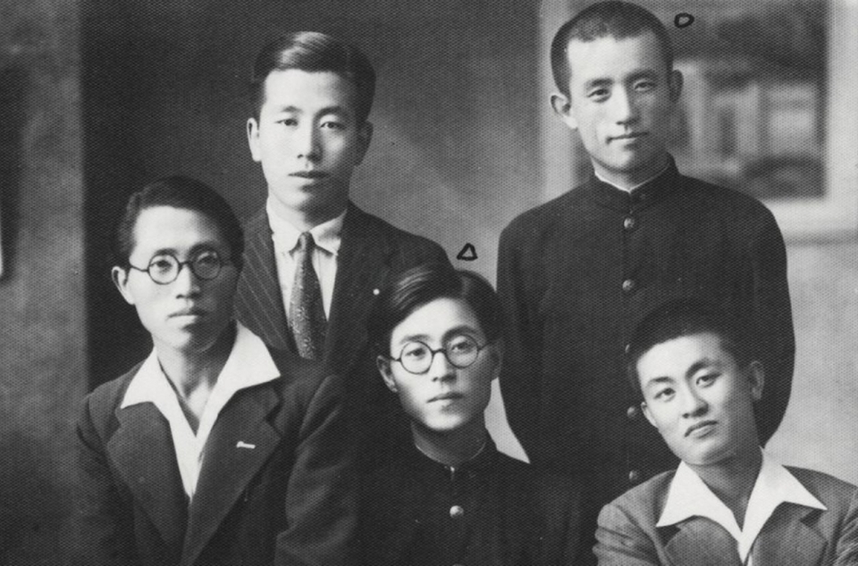 일본유학 첫해인 1942년 여름 방학을 맞아 귀향한 송몽규(앞줄 가운데)와 윤동주(뒷줄 맨 오른쪽).