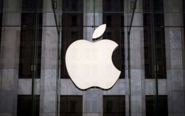 애플 본사 사옥에 내걸린 애플 로고 현판.